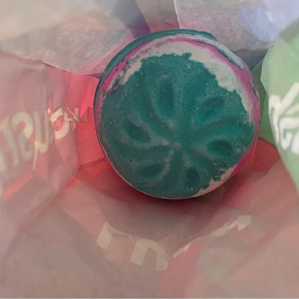 BRAND NEW LUSH BUBBLE BARS ~NWOT 🛁